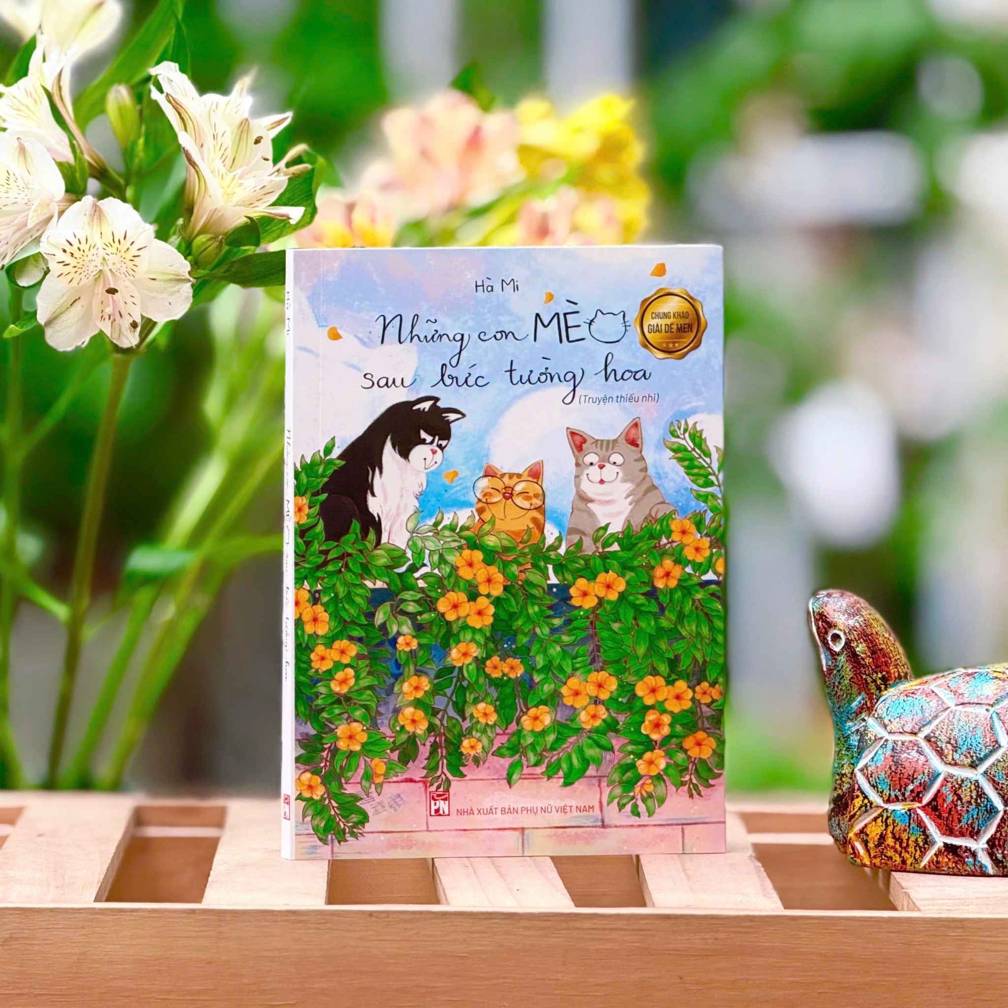 Những con mèo sau bức tường hoa