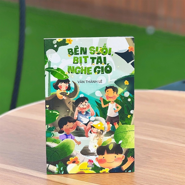Bên suối, bịt tai nghe gió