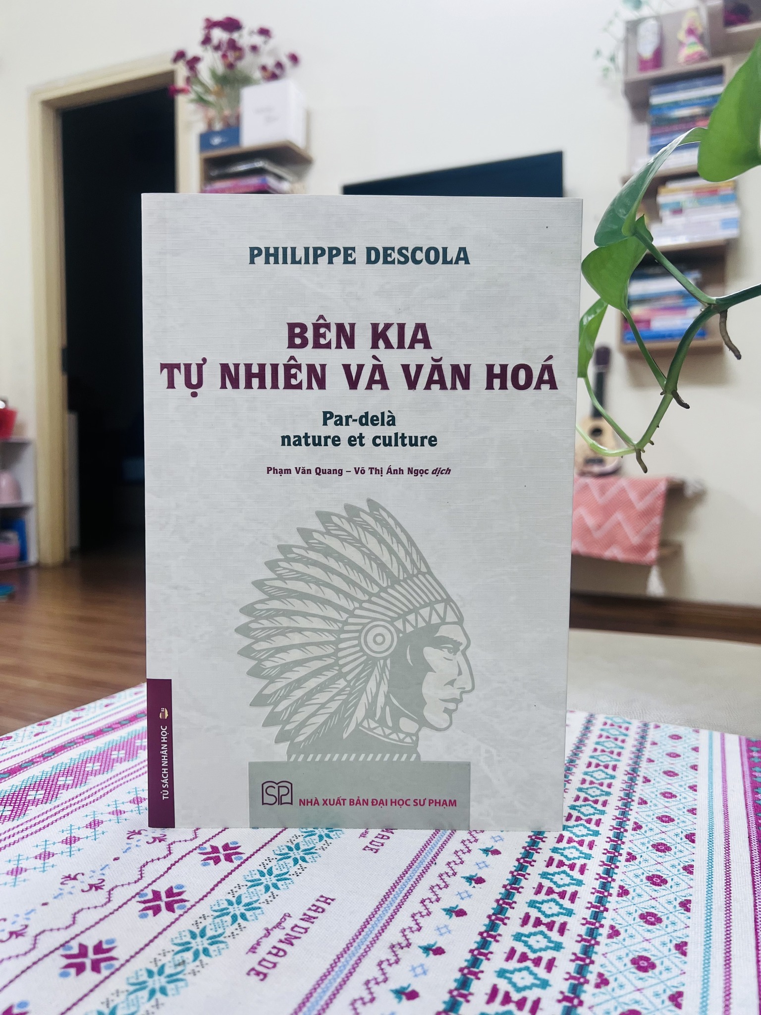 Bên kia tự nhiên và văn hóa